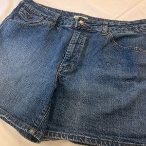 🏷️ 3 for $10
Jean shorts